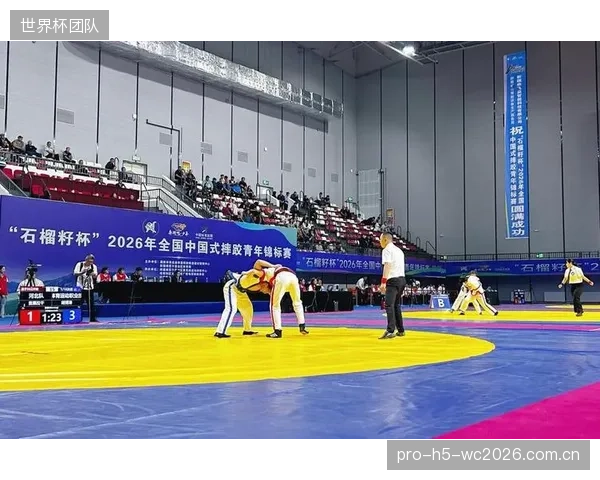 全国中国式摔跤青锦赛在新疆举行,成为多民族传统摔跤与现代竞技融合的展示平台。 全国中国式摔跤青锦赛在新疆举行,成为多民族传统摔跤与现代竞技融合的展示平台。